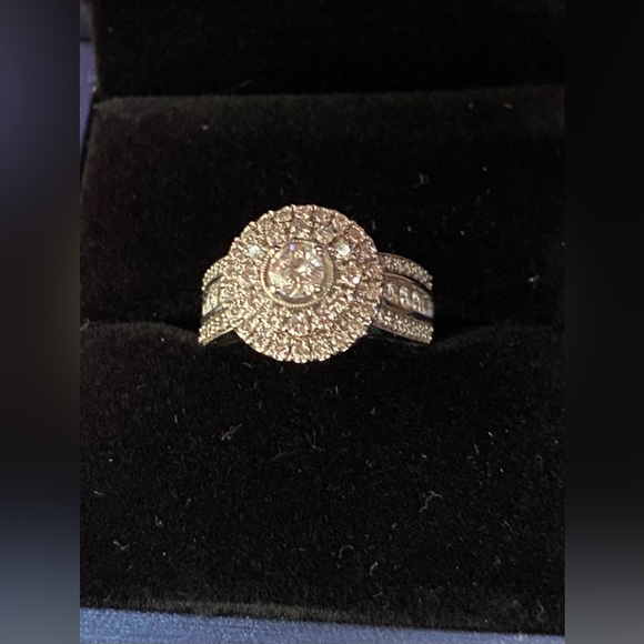 10k white gold, diamond ring. Size 7, 1.26 cwt
Stunning! SIZE 7 - Picture 5 of 9